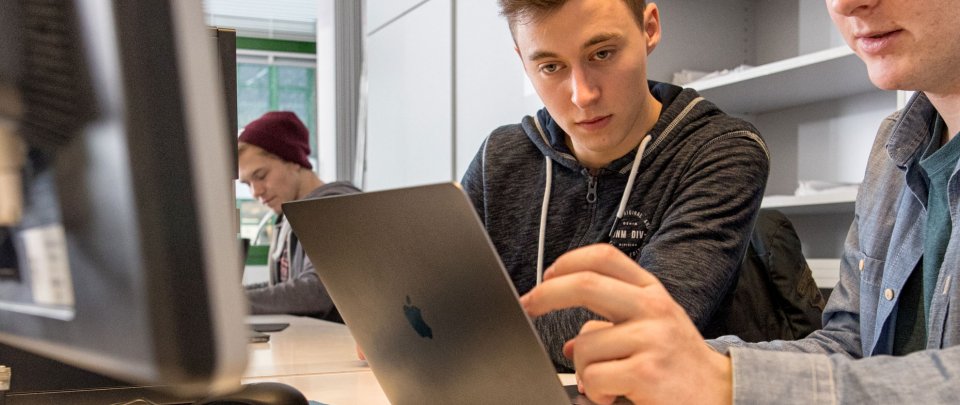 Studierende an Ihren Arbeitsplätzen