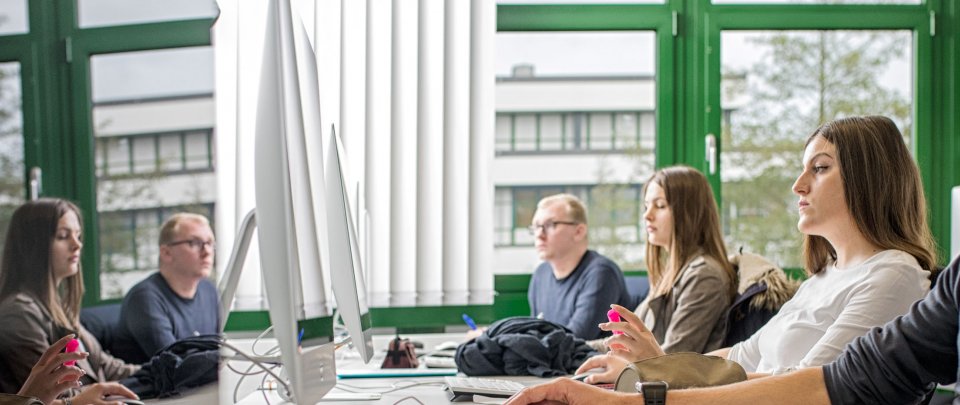 Studierende an Ihren Arbeitsplätzen