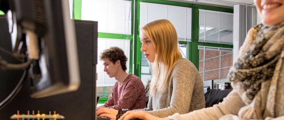 Studierende vor Ihren Arbeitsrechnern