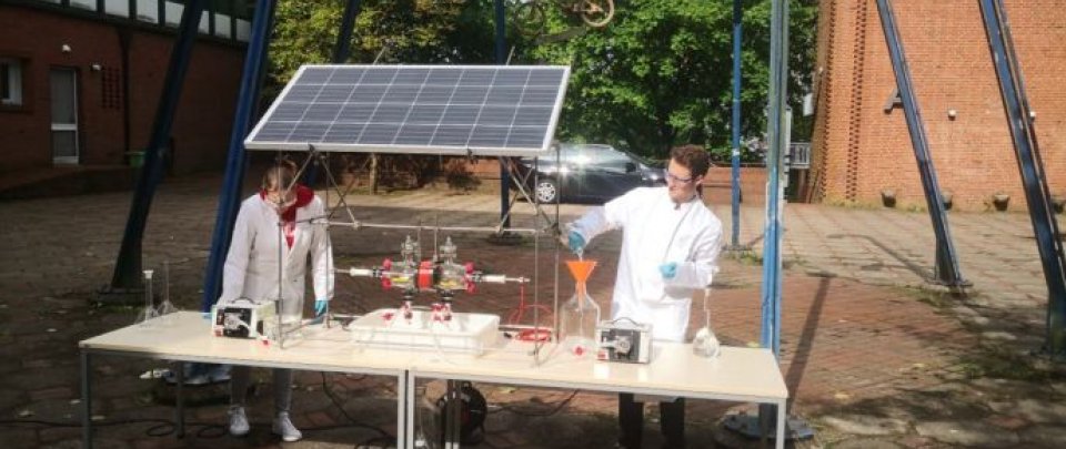 Studierenden der Verfahrenstechnik produzieren Wasserstoff aus Sonnenenergie