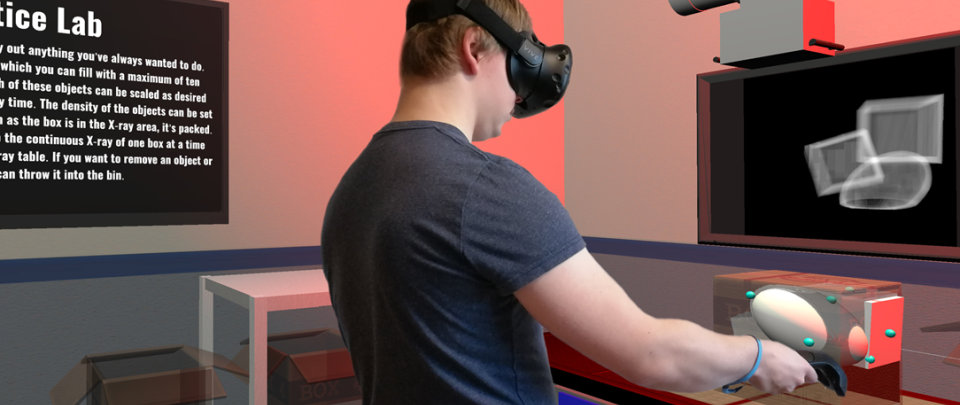 Junger Mann ist halb von hinten zu sehen. Er trägt eine VR-Brille und steuert mit einem Controller etwas. Er befindet sich in einer virtuellen Umgebung.