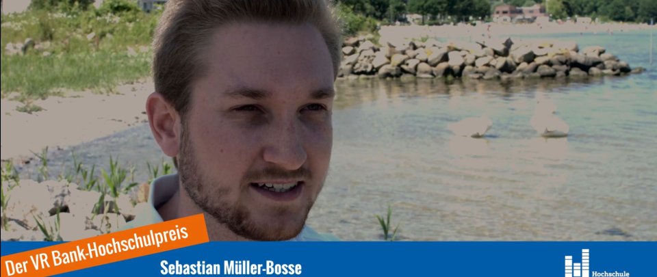 Videoausschnitt: Junger Mann mit kurzen Haaren am Strand. Es ist nur sein Gesicht zu sehen, er scheint zu reden. Unten im Bildrand ein blauer Balken mit seinem Namen: Sebastian Müller-Bosse.