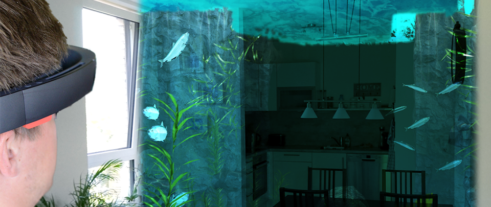Person mit Mixed Reality-Brille schaut in eine Küche, in der eine virtuelle Unterwasserwelt entstanden ist