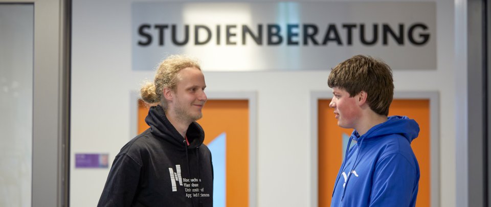 Schild mit Schriftzug "Studienberatung"