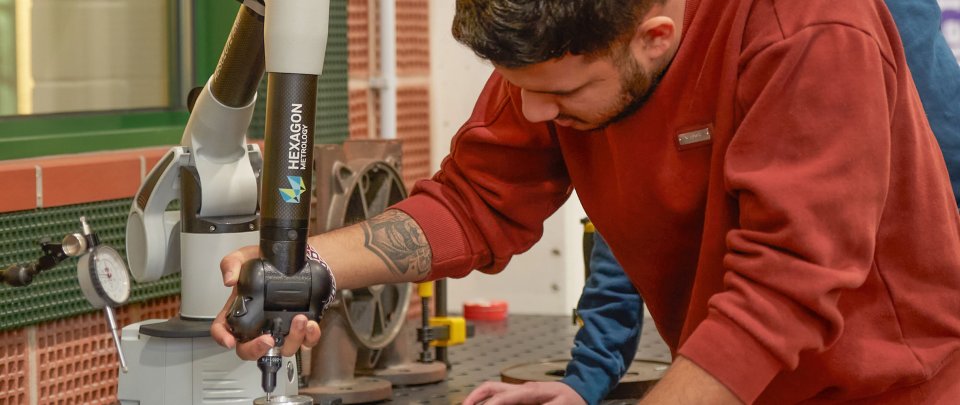Student an einer großen Standbohrmaschine.