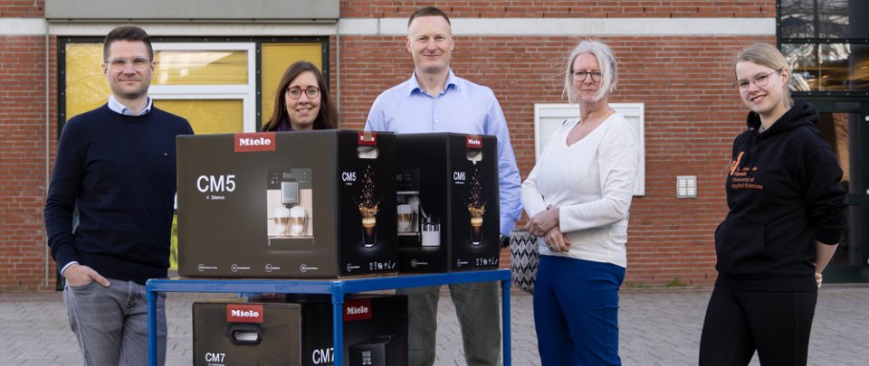 Miele übergibt dem Studiengang IFK drei Kaffeevollautomaten für die Projektarbeit.