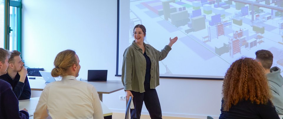 Studentin hält vor Gruppe Vortrag 