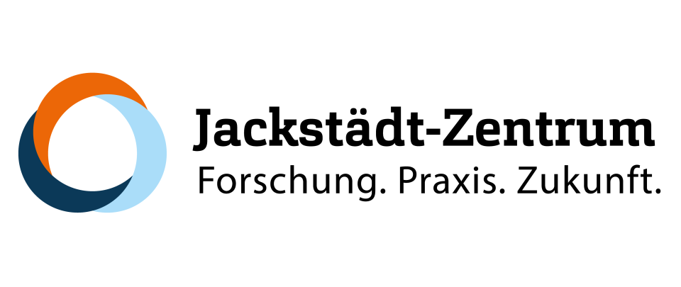 Logo des JZF: Ein Ring, der aus drei Bögen in hellblau, dunkelblau und orange besteht, daneben der Schriftzug "Jackstädt-Zentrum. Forschung. Praxis. Zukunft."
