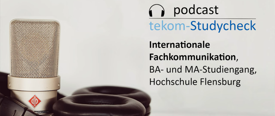 Ein Mikrofon und ein paar Over-Ear-Kopfhörer in Nahaufnahme. Daneben Text: "podcast tekom-Studycheck. Internationale Fachkommunikation, BA- und MA-Studiengang, Hochschule Flensburg."