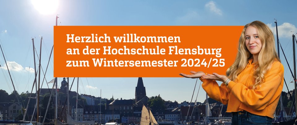 Foto vom Flensburger Hafen im strahlenden Sonnenschein. Eine junge Frau im leuchtend roten Pulli streckt die Hände aus, sie "hält" ein orangenes Farbfeld mit der Aufschrift "Herzlich Willkommen an der Hochschule Flensburg zum Wintersemester 2024/25".