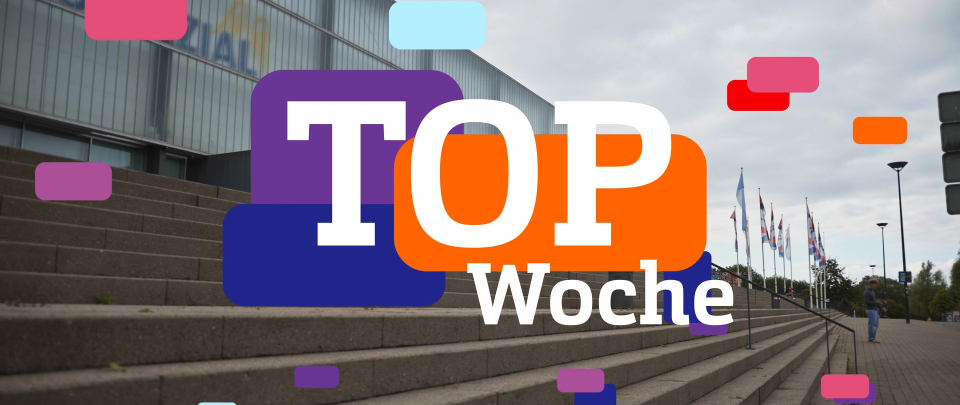 Die Front einer großen Sporthalle, im Vordergrund breite Treppen, die zu ihr heraufführen. Drüber ein Overlay von vielen bunten Rechtecken und weißem Text: TOP Woche