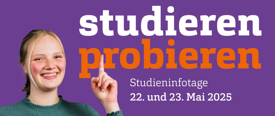 Lilaner Hintergrund mit Bild einer jungen Frau, die lächelnd auf den Text zeigt: Studieren probieren - Studieninfotage 22. und 23. Mai 2025