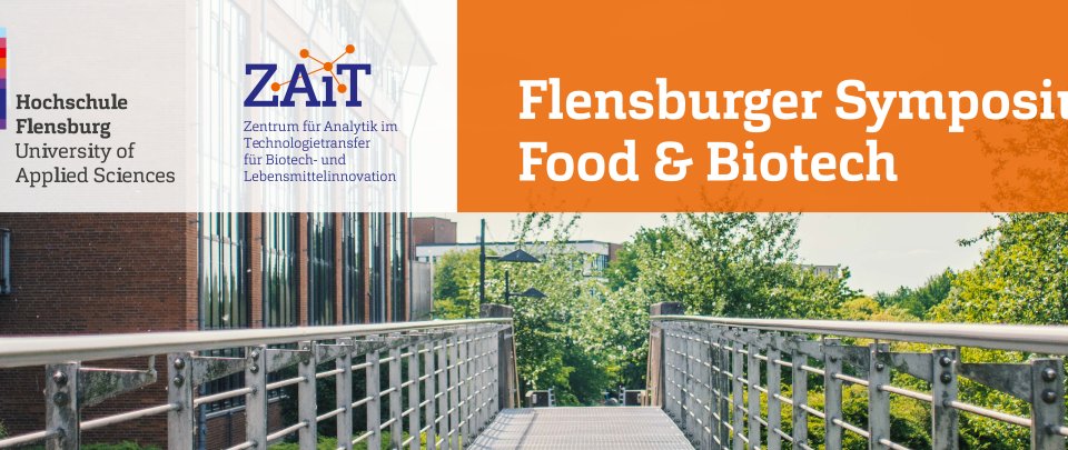 Bild vom Flensburger Campus: eine Metallbrücke, die zu einem großen Backsteingebäude und vielen grünen Bäumen führt. Dazu die Logos der Hochschule Flensburg, des ZAiT und Text: Flensburber Symposium Food & Biotech