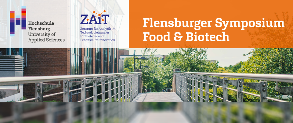 Bild vom Flensburger Campus: eine Metallbrücke, die zu einem großen Backsteingebäude und vielen grünen Bäumen führt. Dazu die Logos der Hochschule Flensburg, des ZAiT und Text: Flensburber Symposium Food & Biotech