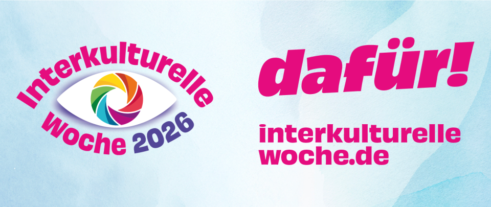 Grafik: Auge mit einer bunten Iris, drumherum Text: Interkulturelle Woche 2026