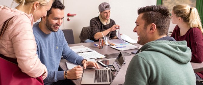 Studierende suchen sich ein passendes Studium aus.
