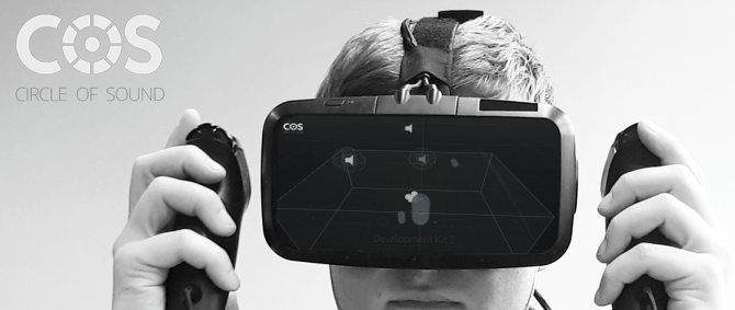 Zu sehen ist ein Kopf einer Person, die ein Head-Mounted Display trägt. Außerdem sind zwei Hände zu sehen, die jeweils einen Game-Controller umfassen. Auf dem Head-Mounted-Display ist eine mit Linien gezeichnete 3D-Szene mit Lautsprechersymbolen angedeutet.
