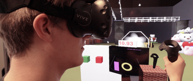 Im Vordergrund ist ein junger Mann mit Virtual Reality Brille. Im Hintergrund ist eine computergenerierte Spielzeugfabrik zu sehen.