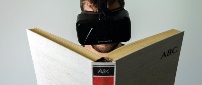 Nutzer mit HMD vor aufgeschlagenem Buch