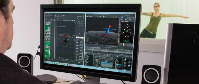 Frau im Motion Capture Raum, Mann im Vordergrund bedient PC