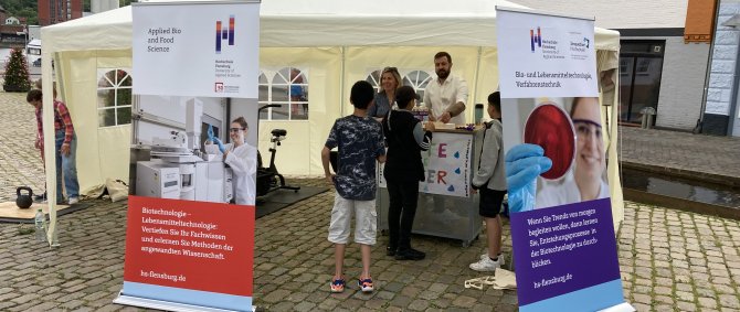 Kinder schmecken und beschreiben den Wassergeschmack von verschiedenen Wässern