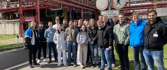 Studierenden der HS Flesburg bei Covestro