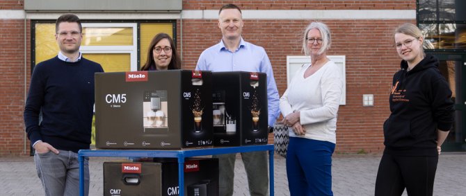 Miele übergibt dem Studiengang IFK drei Kaffeevollautomaten für die Projektarbeit.