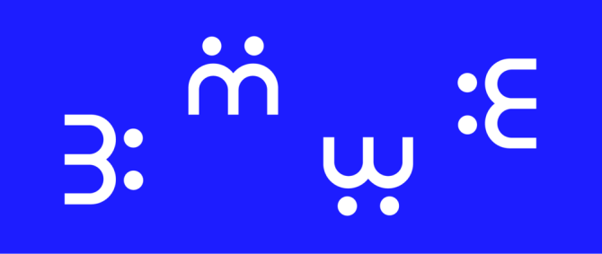 Blauer Hintergrund mit vier graphischen kleinen Ms, über denen ein Doppelpunkt steht. 