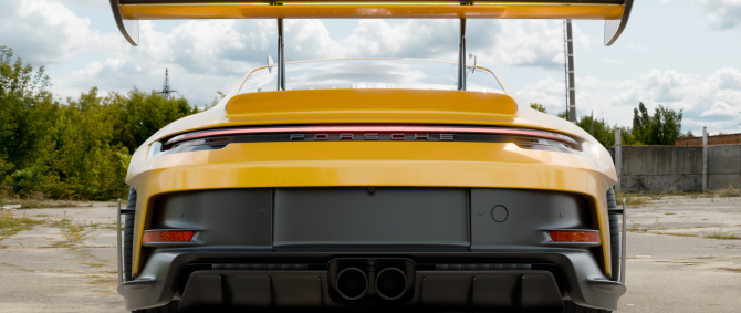 Porsche GT 3 RS aus einer bodennahen Heckansicht, 5% Margin mit der Boundingbox
