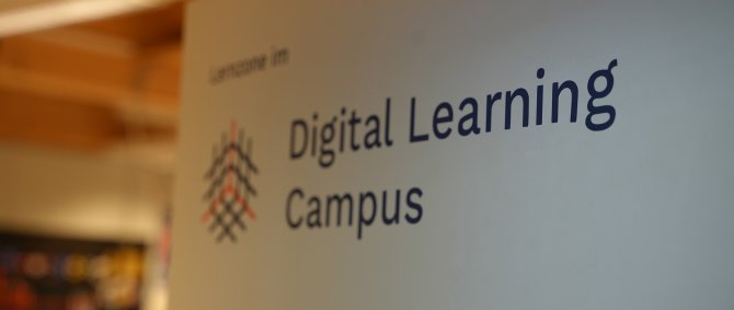 Offen stehende Tür zu einem Raum mit Schriftzug: Digital Learning Campus.