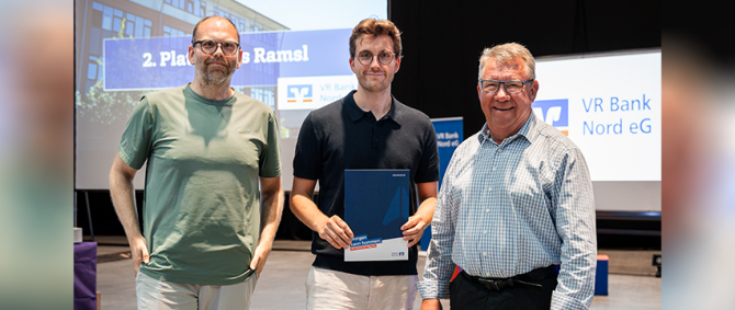 Mats Ramsl, Kai Petersen und Hauke Präger lächeln in die Kamera, hinter ihnen mehrere Leinwände mit dem Logo der VR Bank Nord.