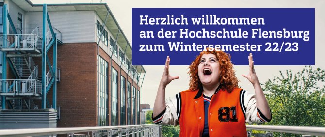 Junge Frau schaut aufgeregt erfreut nach oben. Das Hintergrundbild zeigt ein Hochschulgebäude. Der Blick der Frau richtet sich auf ein dunkelblaues Rechteck mit weißer Schrift: "Herzlich willkommen!"