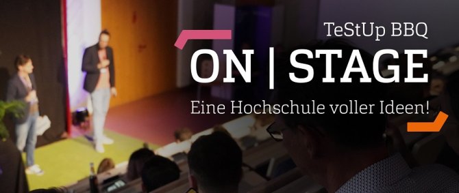 Unscharfes Bild eines Hörsaals, in dem zwei Männer vorne im Scheinwerferlicht stehen und einen Vortrag halten und viele Personen in den Rängen sitzen und zuhören. Darüber Text: TeStUp BBQ ON Stage - Eine Hochschule voller Ideen!