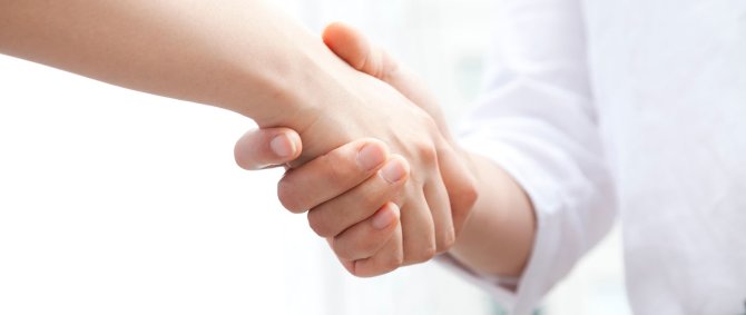 Nahaufnahme eines Händedrucks.