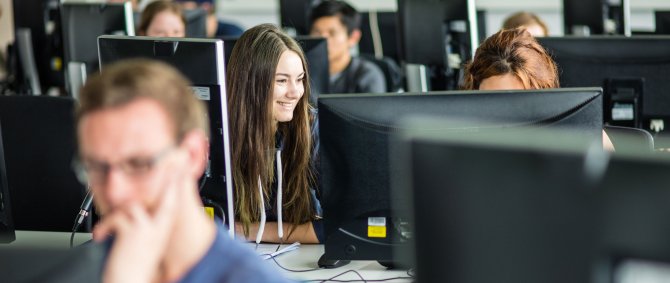 Studierende arbeiten in einem Computerlabor.