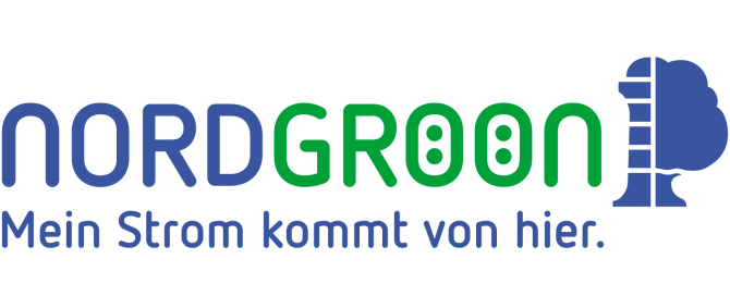 Logo: Blau-grüner Schriftzug "Nordgröön" in Großbuchstaben, darunter in blau "Mein Strom kommt von hier.", daneben ein blauer Baum.