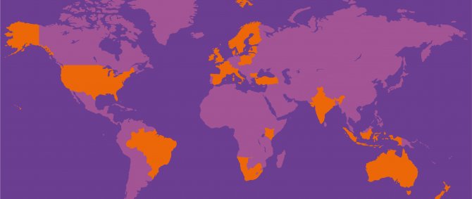 Weltkarte in den Hochschulefarben lila und orange, die Länder, in denen die Hochschuke Partnerschaften hat, sind orange eingefärbt, der Rest der Karte in zwei Lila-Tönen.