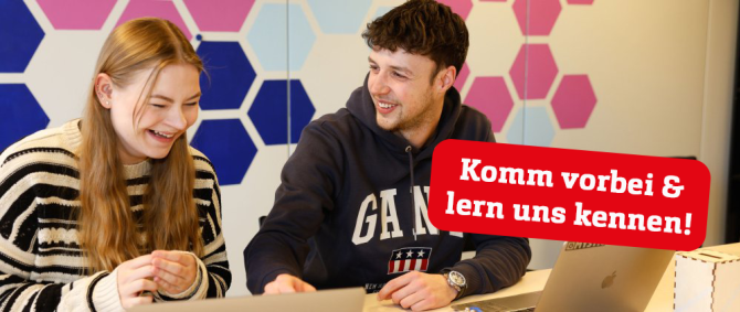 Eine Studentin und ein Student sitzen an einem Tisch, vor sich aufgeklappte Laptops, und lachen herzlich. An der Wand hinter ihnen sind rosane und blaue Kacheln. Darüber roter Störer mit Text: Komm vorbei & lern uns kennen!
