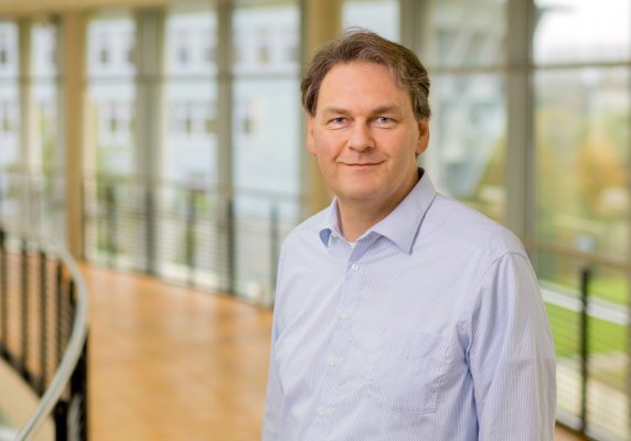 Porträtfoto: Arne Möller im audimax