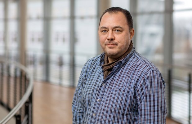 Porträtfoto: Marcel Dinslage im audimax
