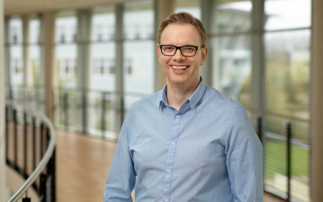 Porträtfoto: Sven Hinrichsen im audimax