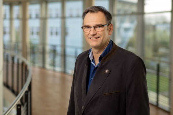 Porträtfoto: Klaus von Stackelberg im audimax