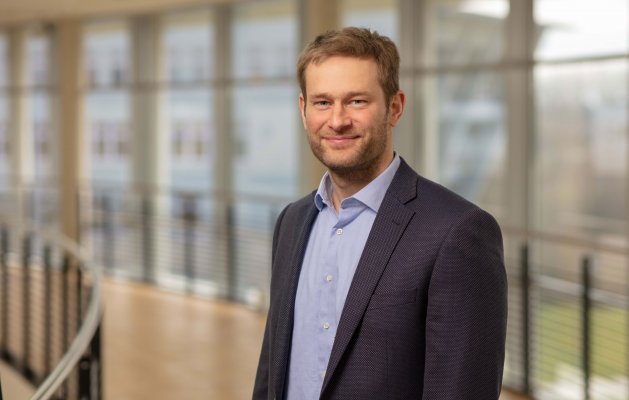 Porträtfoto: Ilja Schaepke im audimax