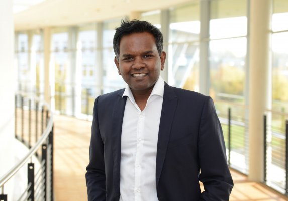 Portraitfoto: Dodwell Manoharan im audimax