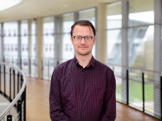 Porträtfoto: Brian Andresen im audimax