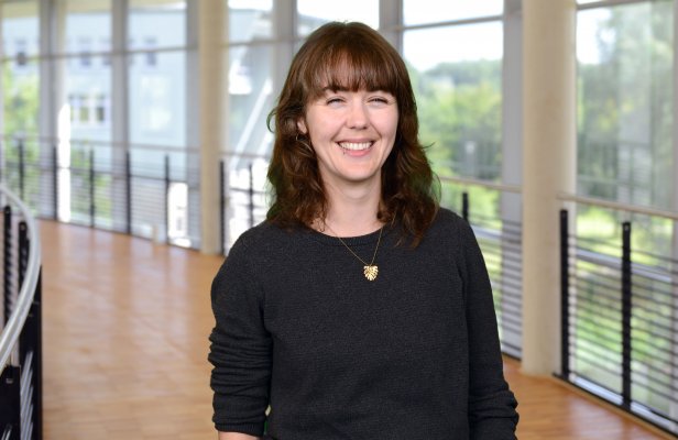 Porträtfoto: Franka Heers im audimax. Sie trägt die schulterlangen Haare offen und ein dunkles Oberteil.