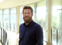 Porträtfoto: Torben Wallbaum im audimax