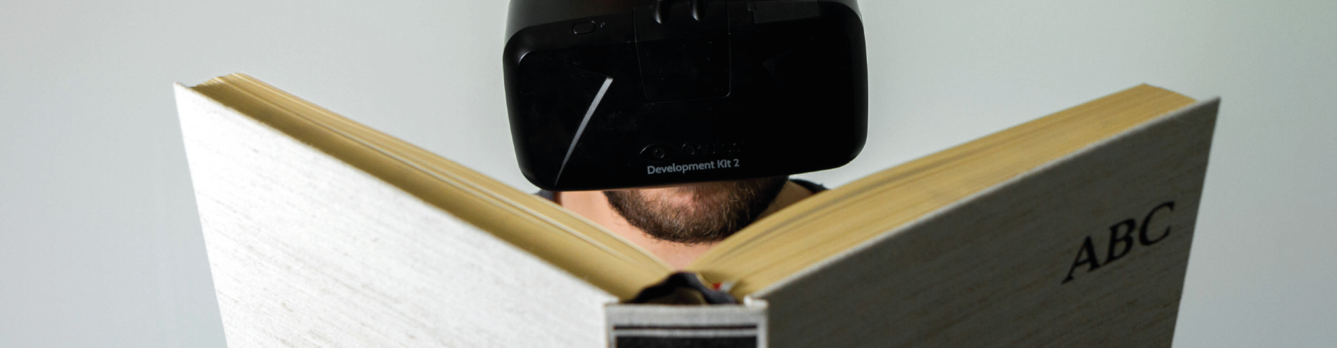 Nutzer mit HMD vor aufgeschlagenem Buch