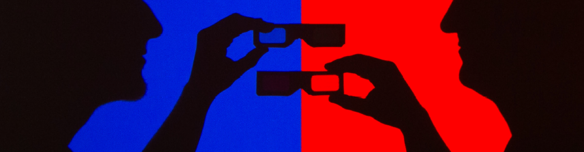 Silhouetten zweier Personen, die brillenartige Gegenstände in der Hand halten. Eine Person vor blauem Hintergrund, eine Person vor rotem Hintergrund.