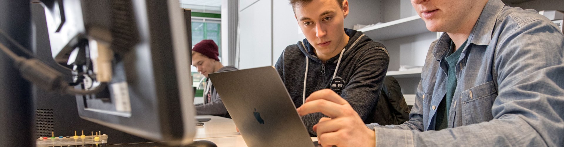 Studierende an Ihren Arbeitsplätzen